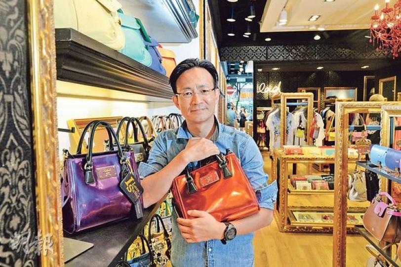 黃銳林之前一頭長髮，還留鬍子（圖2），十分配合bauhaus搖滾味濃的風格，但他為了放下以前的成績，決心改變，現時他剪了頭短髮，鬍子也刮得乾淨（圖），判若兩人。（受訪者提供、劉焌陶攝）
