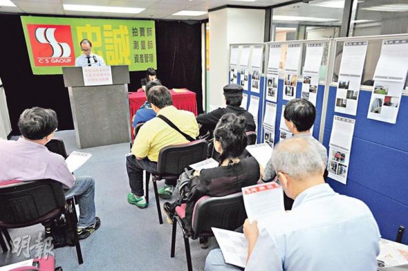 首都廣場2樓一個單號舖，昨日以198萬元開價推出拍賣，較買入價低逾四成，惟最終無人舉手競投而收回。 （尹錦恩攝）