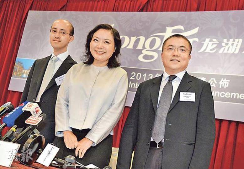 龍湖地產首席執行官邵明曉（右）表示，有信心全年核心盈利按年將有增長。旁為集團董事長吳亞軍（中）及首席財務官韋華寧（左）。（盧翊銘攝）