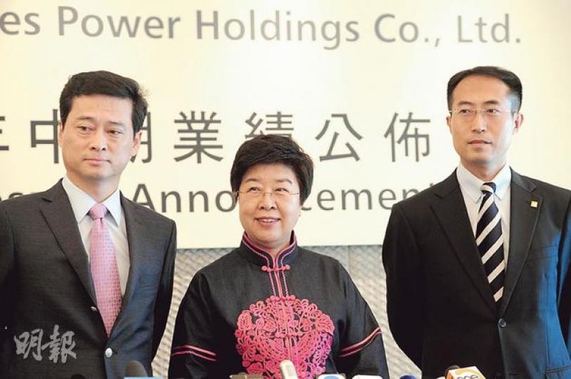華潤電力自今年4月被小股東指3年收購山西煤礦涉貪後首次會見傳媒，總裁王玉軍（左一）多番強調收購煤礦是得到山西政府邀請及支持。旁為主席周俊卿（中）。（尹錦恩攝）（明報製圖）