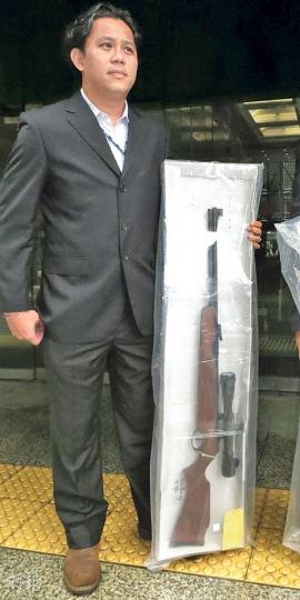 警方昨在庭外展示被告曾仲繁當日從網上討論區購得的4呎長氣槍Hammerli Nova。據悉，警方已找到長氣槍的賣家，目前仍在考慮是否檢控。（陳倢朗攝）
