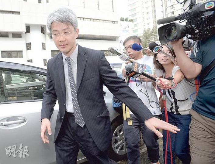 港燈因南丫四號船員不足而被判罰款900元，其公司法律代表吳偉昌（左）離開法院時沒回應記者提問。（余俊亮攝）
