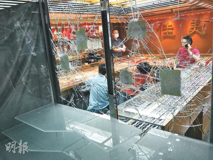 幸得警方及時制服企圖爆竊的匪徒，珠寶店雖然玻璃飾櫃被擊毁，但並無財物損失。（林耀華攝）