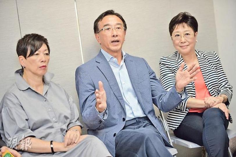 自由黨黨魁田北俊（中）昨表示，若政府於立法會休會後將原版「雙辣招」帶回立法會，自由黨將投反對票。他認為，政府應自行提出修訂，豁免港人全資公司。田北俊昨和該黨主席周梁淑怡（左）和榮譽主席劉健儀（右），一同出席記者會。（盧翊銘攝）