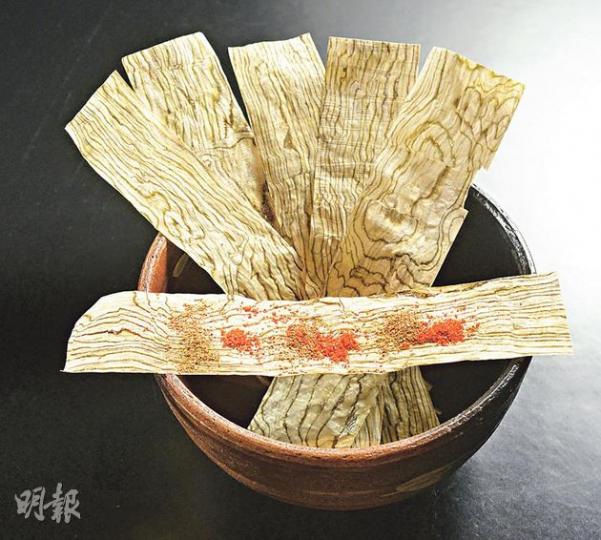 山椒北海道脆昆布 - 「昆布紙」本身味道偏淡，撒上山椒粉和七味粉調味，是美味的佐酒小食。（$20，c）（陳淑安、林俊源攝）