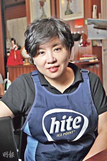 店主Liza（陳淑安、林俊源攝）牛肋骨套餐 - 除海帶湯外，用海帶做的前菜亦會不時供應，落order前記得先問清楚。（配白飯、海帶湯及前菜兩款，$115，b）（陳淑安、林俊源攝）海菜沙律 - 海菜爽甜美味，享用前拌勻Liza秘製芥末醬，味道更豐富。（$50，b）（陳淑安、林俊源攝）