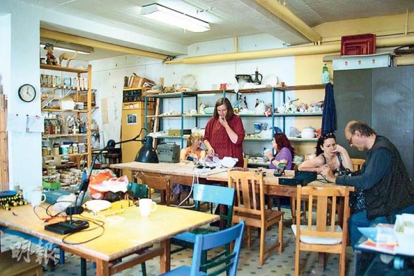 「修理咖啡店」於每月首個星期日舉行，每次約有廿多名街坊前來。人們可以免費使用店內各式工具和配件，不懂的可請教在場的義工師傅。（阮志盈攝）