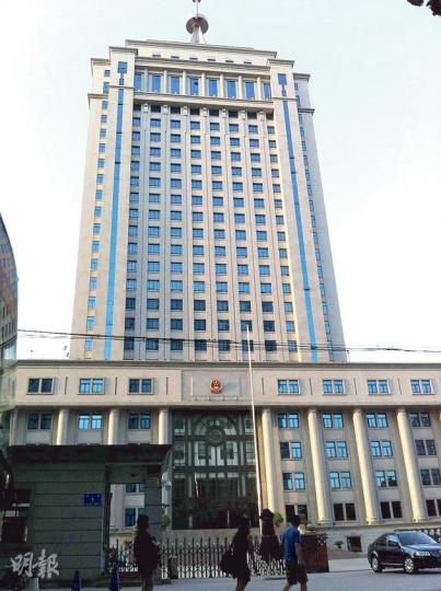 濟南中級人民法院門外有公安和便衣巡邏。圖為法院大樓。（蔡志郁攝）