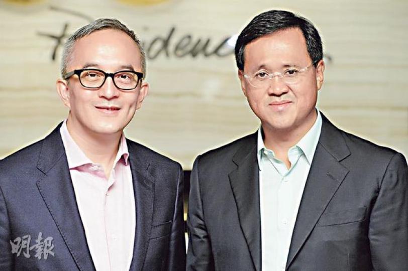 資本策略主席兼執行董事鍾楚義（右）表示，受辣招影響成交偏淡，集團投地時出價亦會有所調整；左為尚家生活董事總經理方文彬。（尹錦恩攝）