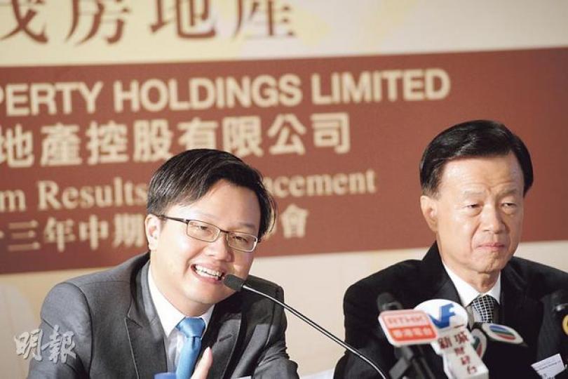 世茂房地產副主席許世壇（左）稱，對下半年樓市看法正面，政府不會加大力度打擊樓市。圖右為主席許榮茂。（尹錦恩攝）