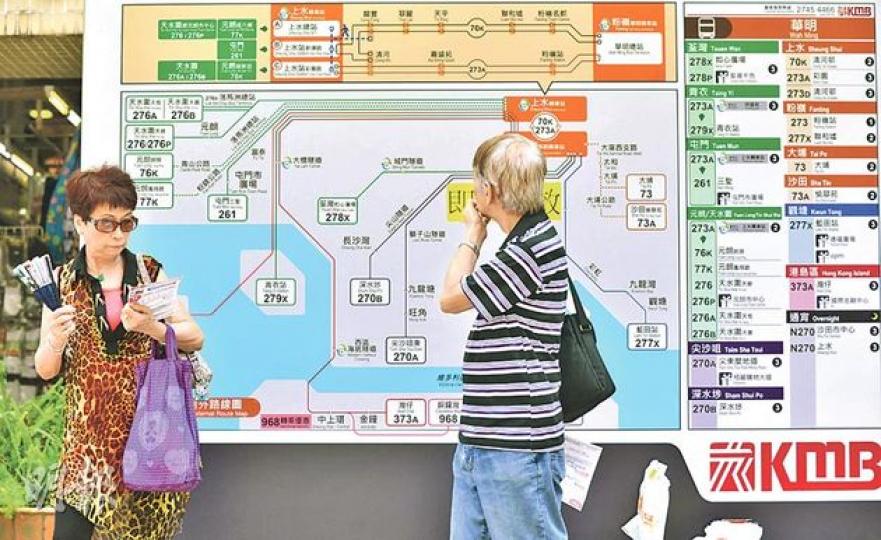 北區巴士線重組第二階段周六實施，九巴在粉嶺華明邨轉車站設立大型指示牌。（鄧宗弘攝）
