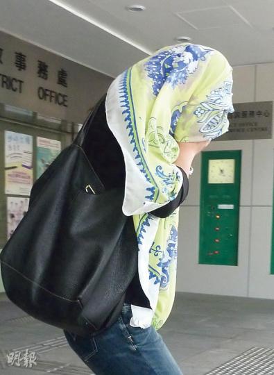 男童楊憲嵐母親宋玉玲（圖）在庭上一度泣不成聲，離開法庭時以圍巾掩頭。（羅慧茵攝）管理顯田游泳池的康文署高級康樂助理員胡兆輝（圖）表示，泳池閉路電視拍攝到男童自行往洗手間方向。（羅慧茵攝）