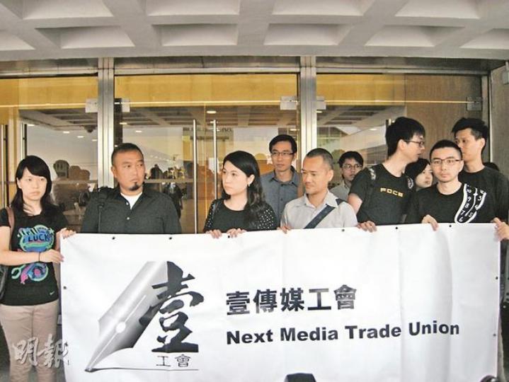 10多名香港記者協會、香港攝影記者協會及壹傳媒工會成員，昨到高院聲援被指襲擊保安員的《蘋果日報》前攝影記者成啓聰（左二）。壹傳媒工會副理事長蔡元貴（前排左四）表示，不明白律政司何以堅持上訴。（黃建邦攝）