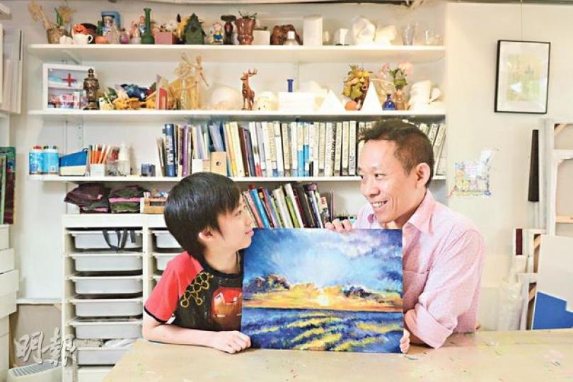 梁繼璋當天用文字寫出對兒子的忠告，而今天兒子雲翀就以一幅油畫表達對爸爸的敬愛。（陳淑安攝）（陳淑安攝）（明報製圖）