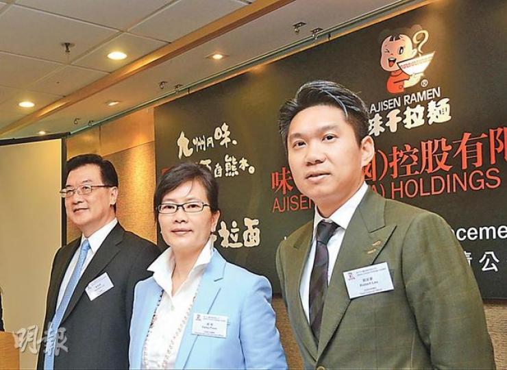 味千主席兼行政總裁潘慰(中)稱,上半年內地經濟增長放緩,集團重心改為提高營運效率及縮減業績較差的店舖,料下半年將再關15家至20家分店。左為副總裁劉葆揚,右為首席財務總監劉家豪。(陳淑安攝) 味千主席兼行政總裁潘慰(中)稱,上半年內地經濟增長放緩,集團重心改為提高營運效率及縮減業績較差的店舖,料下半年將再關15家至20家分店。左為副總裁劉葆揚,右為首席財務總監劉家豪。(陳淑安攝)