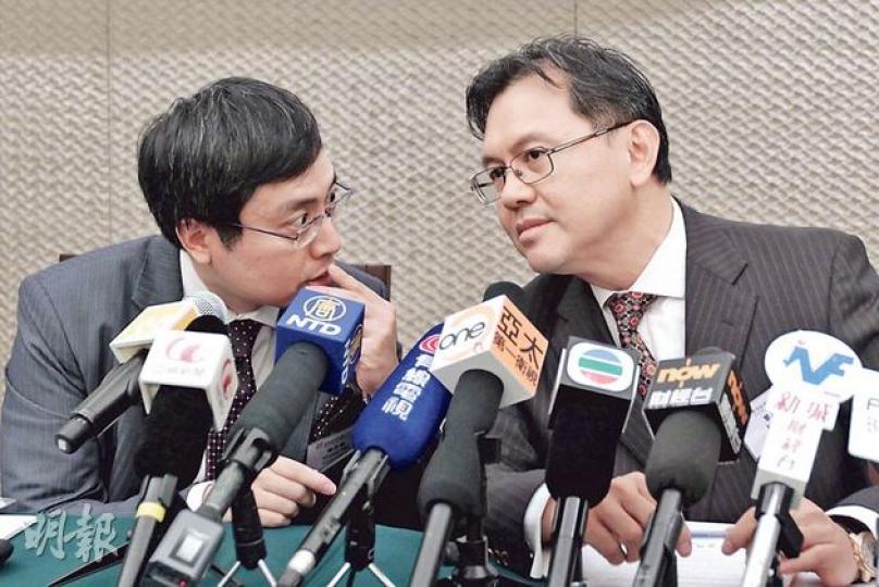 華潤創業首席財務官黎汝雄(右)昨於中期業績會上表達華創對百佳的興趣。他多番稱讚百佳的管理層,指在商言商,百佳取得如此佳績值得華創尊敬。 左為投資者關係部總經理謝丹瀚。(郭慶輝攝) 華潤創業首席財務官黎汝雄(右)昨於中期業績會上表達華創對百佳的興趣。他多番稱讚百佳的管理層,指在商言商,百佳取得如此佳績值得華創尊敬。 左為投資者關係部總經理謝丹瀚。(郭慶輝攝)