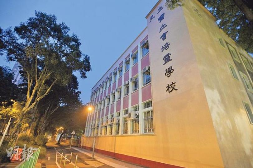 寶血會培靈學校校董會昨日決定向林慧思發出口頭警告,給她改過機會,她在新學年會繼續執教,但9月份會休假。(葉家豪攝) 寶血會培靈學校校董會昨日決定向林慧思發出口頭警告,給她改過機會,她在新學年會繼續執教,但9月份會休假。(葉家豪攝)