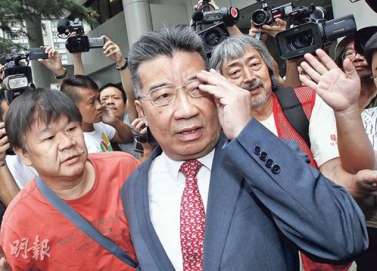 劉夢熊(前)就涉意圖妨礙司法公正到法院應訊,保釣人士羅堪就(右灰髮者)到庭支持他。(李紹昌攝) 劉夢熊(前)就涉意圖妨礙司法公正到法院應訊,保釣人士羅堪就(右灰髮者)到庭支持他。(李紹昌攝)