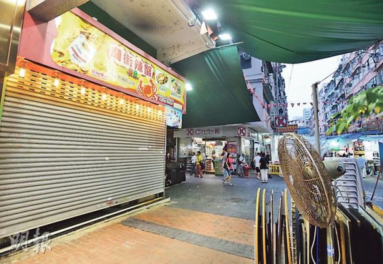 油麻地「廟街香辣蟹」因把餐桌非法擺放街上經營,並屢次違例,被食環署暫時吊銷牌照14天。(盧翊銘攝) 油麻地「廟街香辣蟹」因把餐桌非法擺放街上經營,並屢次違例,被食環署暫時吊銷牌照14天。(盧翊銘攝)