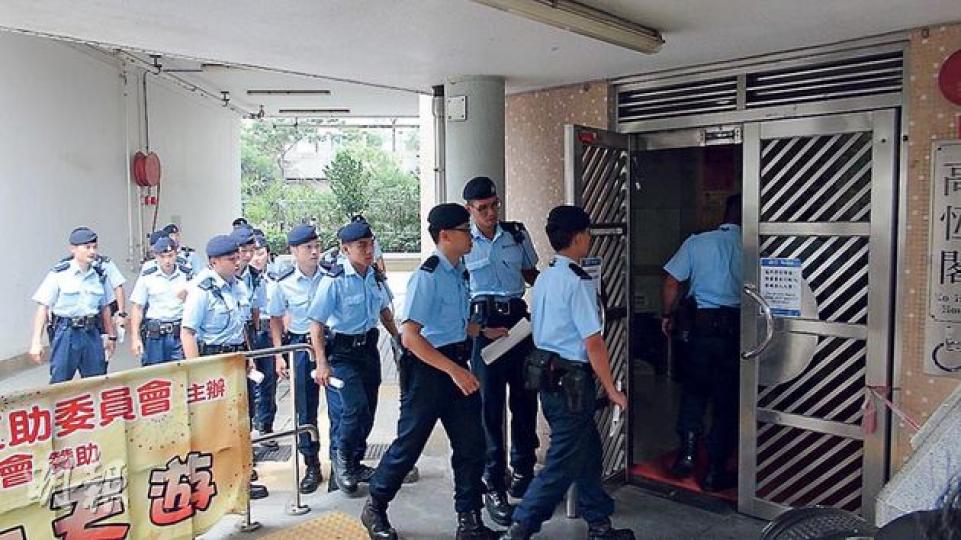 大批機動部隊警員昨到油塘高恒閣雙人墮樓現場,向居民做問卷調查。(林智傑攝) 大批機動部隊警員昨到油塘高恒閣雙人墮樓現場,向居民做問卷調查。(林智傑攝)