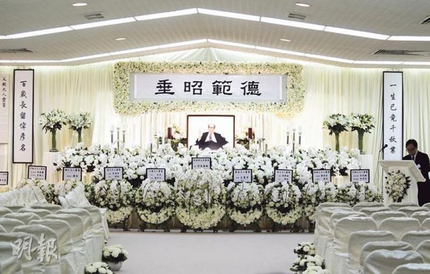 利國偉昨於香港殯儀館設靈,靈堂以白色為主,中間掛有「德範昭垂」橫匾,兩邊輓聯寫上「一生已竟千秋業,百歲長留偉彥名」。靈堂中央放有利國偉遺照,由家人花圈相伴左右。(郭慶輝攝)國務院前總理朱鎔基輓聯花圈(左一)置於靈堂前方,香港3任特首董建華、曾蔭權、梁振英,以及澳門前特首何厚鏵亦有致送花圈弔慰。(郭慶輝攝)澳門前特首何厚鏵(左一)昨日傍晚在多名保鑣護送下,前往靈堂憑弔,但未有回應傳媒提問。(郭慶輝攝)長和系主席李嘉誠(前排右)昨於靈堂逗留約半小時後,由恒生銀行行政總裁李慧敏(前排左)親自送他離開。 利國偉昨於香港殯儀館設靈,靈堂以白色為主,中間掛有「德範昭垂」橫匾,兩邊輓聯寫上「一生已竟千秋業,百歲長留偉彥名」。靈堂中央放有利國偉遺照,由家人花圈相伴左右。(郭慶輝攝)國務院前總理朱鎔基輓聯花圈(左一)置於靈堂前方,香港3任特首董建華、曾蔭權、梁振英,以及澳門前特首何厚鏵亦有致送花圈弔慰。(郭慶輝攝)澳門前特首何厚鏵(左一)昨日傍晚在多名保鑣護送下,前往靈堂憑弔,但未有回應傳媒提問。(郭慶輝攝)長和系主席李嘉誠(前排右)昨於靈堂逗留約半小時後,由恒生銀行行政總裁李慧敏(前排左)親自送他離開。