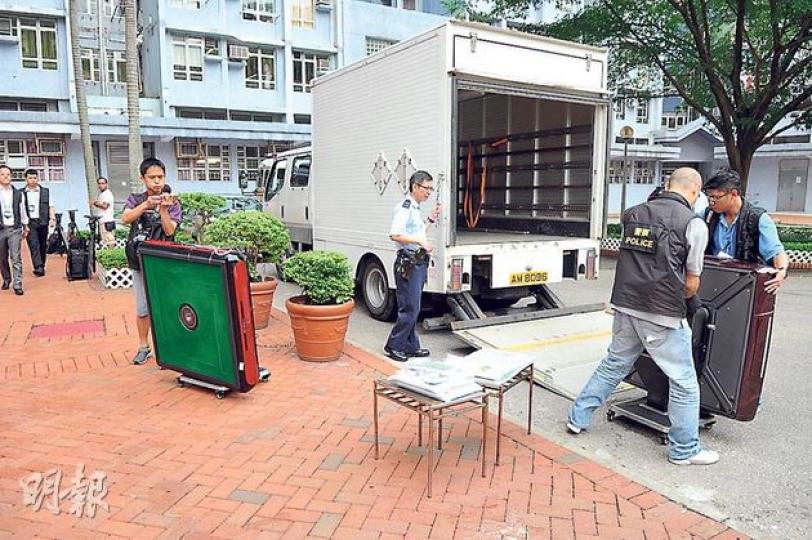 警員在搗破的「居屋賭場」檢走3張電動麻將枱、6副麻將及賭款籌碼等。(丁灝嵐攝)警員拘捕涉嫌洗黑錢的唐姓女子(右),她涉利用3個私人銀行戶口及兩個公司戶口清洗約1000萬元黑錢。(丁灝嵐攝)被捕的40歲周姓男子(右),涉嫌在租用的居屋單位經營非法賭檔。(丁灝嵐攝) 警員在搗破的「居屋賭場」檢走3張電動麻將枱、6副麻將及賭款籌碼等。(丁灝嵐攝)警員拘捕涉嫌洗黑錢的唐姓女子(右),她涉利用3個私人銀行戶口及兩個公司戶口清洗約1000萬元黑錢。(丁灝嵐攝)被捕的40歲周姓男子(右),涉嫌在租用的居屋單位經營非法賭檔。(丁灝嵐攝)