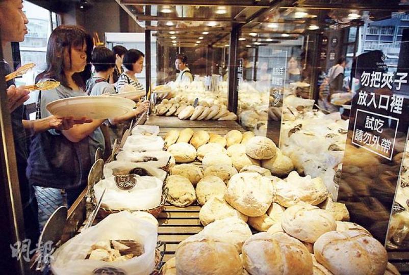 由「小S」徐熙娣丈夫投資的連鎖麵包店「胖達人手感烘焙麵包」，標榜「採用天然素材」，6月中更在港開設分店。台灣衛生局發現台灣分店使用人工香精，或觸犯法例，當地分店已將部分麵包下架，但香港分店昨日未有相關措施，不少顧客仍在選購。（盧翊銘攝）
