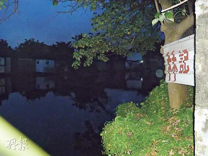 林有根的表弟陳生透露，地政處要求收回魚塘及其附近約2000呎的土地，陳指上述土地屬於林有根。（何海棠攝）