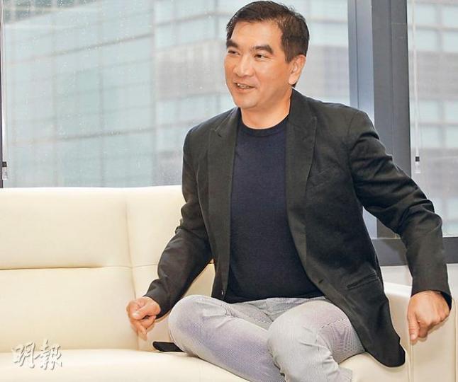 鍾國斌自言出席率及發言次數也不少,報章也會見到他的名字,惟他以往較關注經濟議題,較難爭取到高曝光率。(李紹昌攝)(明報製圖) 鍾國斌自言出席率及發言次數也不少,報章也會見到他的名字,惟他以往較關注經濟議題,較難爭取到高曝光率。(李紹昌攝)(明報製圖)