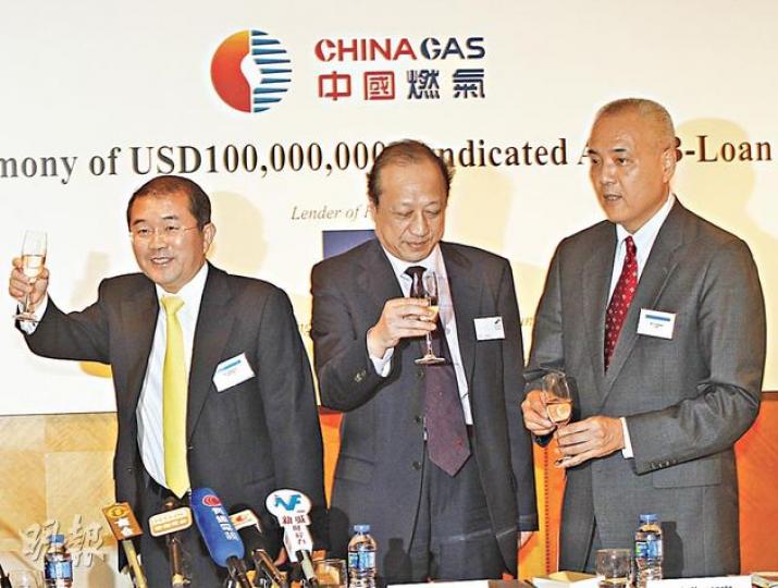中國燃氣昨日與亞開行簽署1億美元貸款合約，左起為中燃執行主席劉明輝、董事會主席周思及亞開行私營部門業務局副局長山縣丞。（李紹昌攝）
