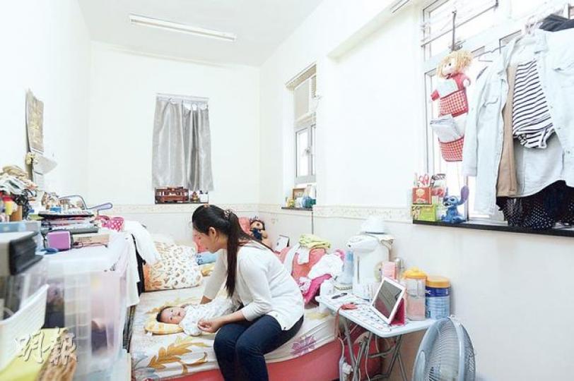 阿花與女嬰租住花園街起火唐樓現當中一個翻新成「一劏四」、100多呎的劏房單位。記者所見，單位的可上鎖大門似乎被移後，其他單位可以通往後樓梯逃生。（余俊亮攝）