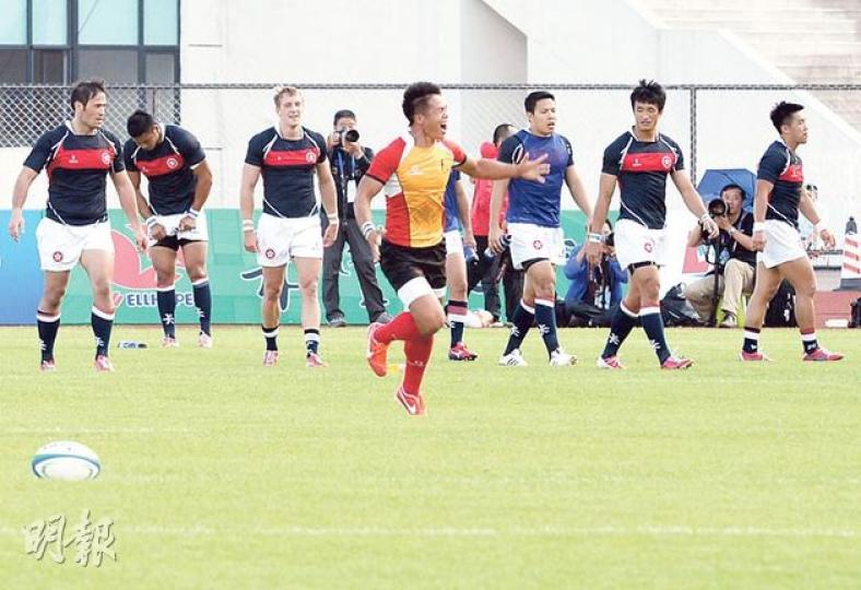 山東隊在比賽最後兩分鐘獲8罰球，最後一擊得手反勝港隊，勝利一刻球員（紅黃衫）瘋狂歡呼，港隊球員只能失落面對賽果。（李思詠攝）（明報製圖）