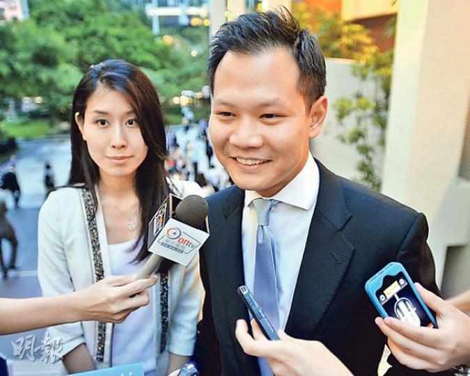 聖保羅男女中學附屬小學昨舉行小一收生家長簡介會，吸引2100名家長到場，包括立法會議員郭榮鏗（右）及其太太（左），郭表示正為下年升小的兒子物色學校。（葉家豪攝）