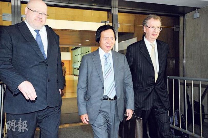 新地聯席主席郭炳江（圖）與同列被告的胞弟郭炳聯「前後腳」離開法院，神情未見凝重。（尹錦恩攝）新地聯席主席郭炳聯（圖）進入法院時不發一言，完成預審後更一度要求隨行人士讓他獨處一室數分鐘。（尹錦恩攝）綽號「肥龍」的前政務司長許仕仁（上圖）去年7月被落案時身形急速消瘦（下圖），現時稍見飽滿，精神抖擻。他昨日散庭後仍與代表律師密斟20分鐘。（尹錦恩攝）