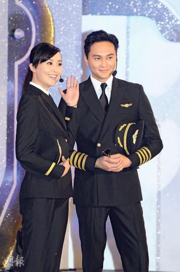 張智霖與陳法拉成為現場觀眾公認的一對。（攝影：孫華中）張智霖、胡杏兒、陳法拉、羅仲謙、胡定欣、鄧梓峰、江美儀、單立文等穿上制服睇大結局。（攝影：孫華中）Cool魔走入粉絲堆大受歡迎。（攝影：孫華中）胡杏兒雖然在《衝II》佔戲不算多，但仍有大批粉絲支持。（攝影：孫華中）
