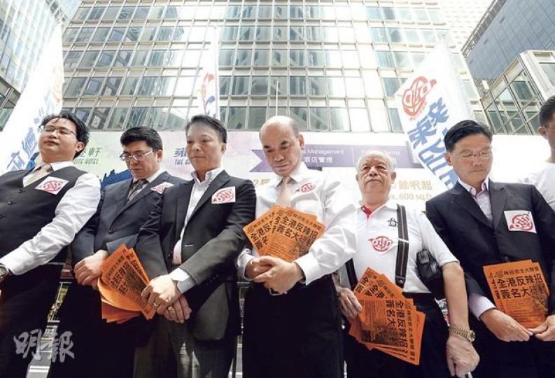 4大地產代理聯同9大地產代理商組成「辣招苦主大聯盟」,昨日在中環默哀一分鐘,不滿政府辣招打擊經濟,又在街頭收集市民簽名。有代理高層表示,若政府不作回應,不排除會在下月10日採取進一步行動。(余俊亮攝) 4大地產代理聯同9大地產代理商組成「辣招苦主大聯盟」,昨日在中環默哀一分鐘,不滿政府辣招打擊經濟,又在街頭收集市民簽名。有代理高層表示,若政府不作回應,不排除會在下月10日採取進一步行動。(余俊亮攝)