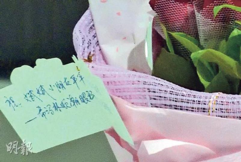 小斌斌入住的眼科醫院昨送上鮮花及水果,並附上寫着「祝﹕斌斌小朋友平平安安」心意卡,鼓勵小斌斌一家。(盧翊銘攝) 小斌斌入住的眼科醫院昨送上鮮花及水果,並附上寫着「祝﹕斌斌小朋友平平安安」心意卡,鼓勵小斌斌一家。(盧翊銘攝)