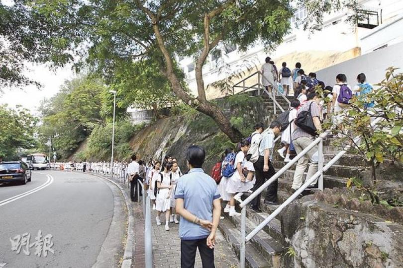 Janet就讀的聖嘉勒女書院昨如常上課,有學生及教師情緒激動,需接受輔導。(李澤彤攝) Janet就讀的聖嘉勒女書院昨如常上課,有學生及教師情緒激動,需接受輔導。(李澤彤攝)