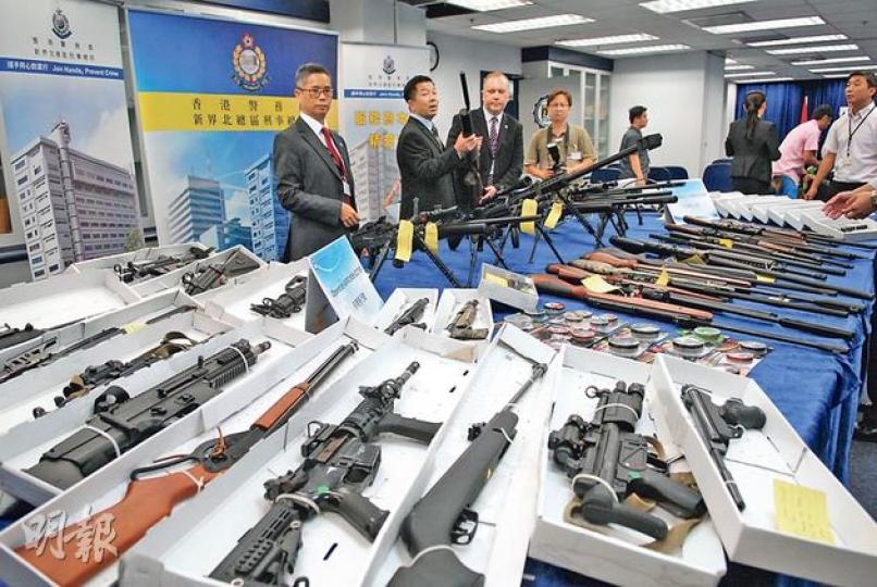 警方展示檢獲的55支懷疑違法改裝槍械、1500支伸縮警棍,總值超過250萬元。(伍浦鋒攝) 警方展示檢獲的55支懷疑違法改裝槍械、1500支伸縮警棍,總值超過250萬元。(伍浦鋒攝)