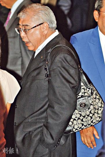 黃定光同Emily講,個手袋係仔女送畀太太,難怪佢要做「手袋黨」親自出馬孭實個袋啦!(劉焌陶攝) 黃定光同Emily講,個手袋係仔女送畀太太,難怪佢要做「手袋黨」親自出馬孭實個袋啦!(劉焌陶攝)