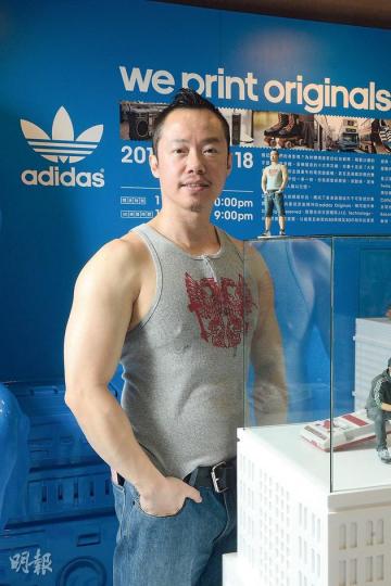 一鋒擺10分鐘甫士,加上約10小時的3D打印,15cm高的「一鋒Figure」便完成了!(陳淑安攝)(陳淑安攝)(陳淑安攝)「被」掃描三部曲﹕1. 工作人員先用Artec Eva圍着一鋒掃描,過程約5分鐘。(陳淑安攝)2. 較精細的地方如頭髮,則以Kinect鏡頭採集數據,約需5分鐘。(陳淑安攝)3. 將採集的資料整合及處理成完整數據,便可開始列印。(陳淑安攝)(圖1)(陳淑安攝)(圖2)(陳淑安攝)以3D打印出來的「大白鯊」長版兩輪巴士模型,可以做到中空的效果,欄杆、扶手、水撥的效果亦相當仔細 一鋒擺10分鐘甫士,加上約10小時的3D打印,15cm高的「一鋒Figure」便完成了!(陳淑安攝)(陳淑安攝)(陳淑安攝)「被」掃描三部曲﹕1. 工作人員先用Artec Eva圍着一鋒掃描,過程約5分鐘。(陳淑安攝)2. 較精細的地方如頭髮,則以Kinect鏡頭採集數據,約需5分鐘。(陳淑安攝)3. 將採集的資料整合及處理成完整數據,便可開始列印。(陳淑安攝)(圖1)(陳淑安攝)(圖2)(陳淑安攝)以3D打印出來的「大白鯊」長版兩輪巴士模型,可以做到中空的效果,欄杆、扶手、水撥的效果亦相當仔細