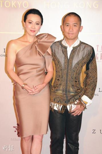偉仔由早到晚都伴在嘉玲身邊，以行動證明兩人感情未受謠言影響。（攝影﹕鍾偉茵、孫華中）劉嘉玲感謝老公梁朝偉到場支持，兩人互相舉杯祝賀，恩愛盡在不言中。（攝影﹕鍾偉茵、孫華中）劉嘉玲悉心打扮兼出動私伙首飾行頭，當然成為全場焦點。（攝影﹕鍾偉茵、孫華中）