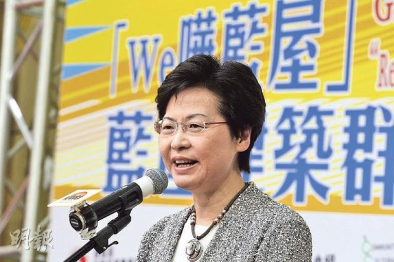 政務司長林鄭月娥透露,會在將推出的政改諮詢中,擔任更重要的角色,但沒正面回應是否做政改專責小組的組長。圖為她昨出席灣仔藍屋建築群活化計劃「We嘩藍屋」的動土禮。(李紹昌攝) 政務司長林鄭月娥透露,會在將推出的政改諮詢中,擔任更重要的角色,但沒正面回應是否做政改專責小組的組長。圖為她昨出席灣仔藍屋建築群活化計劃「We嘩藍屋」的動土禮。(李紹昌攝)