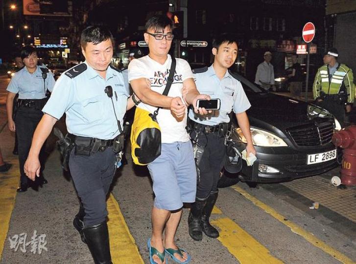 涉嫌酒後駕駛被捕的龍發製藥「太子爺」韓碩,步履不穩,被押走時更做出扮鎖上手扣的動作。(蔡方山攝) 涉嫌酒後駕駛被捕的龍發製藥「太子爺」韓碩,步履不穩,被押走時更做出扮鎖上手扣的動作。(蔡方山攝)