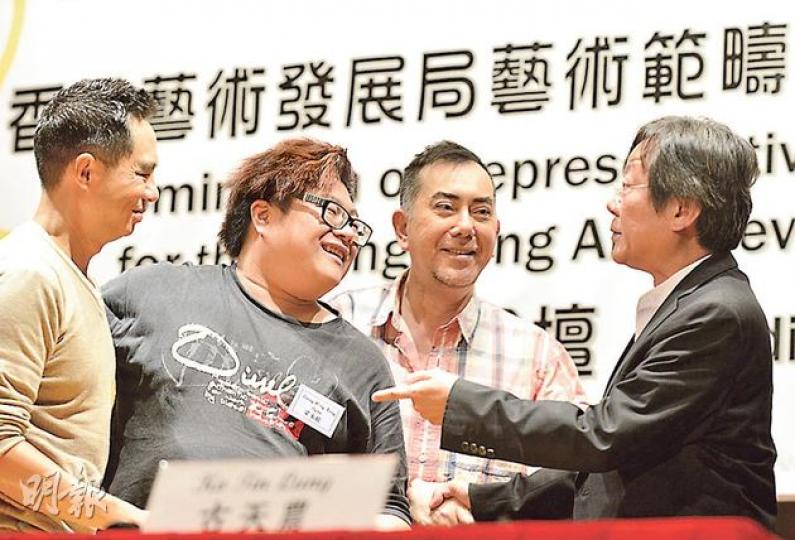 藝發局新一屆10名民選藝術範疇代表將於下月6至7日選出,昨舉行候選人論壇,最受關注的戲劇組,4名候選人謝健民(左起)、梁永能、黃秋生和競選連任的古天農,在論壇後笑談風生,氣氛輕鬆。(鄧宗弘攝) 藝發局新一屆10名民選藝術範疇代表將於下月6至7日選出,昨舉行候選人論壇,最受關注的戲劇組,4名候選人謝健民(左起)、梁永能、黃秋生和競選連任的古天農,在論壇後笑談風生,氣氛輕鬆。(鄧宗弘攝)