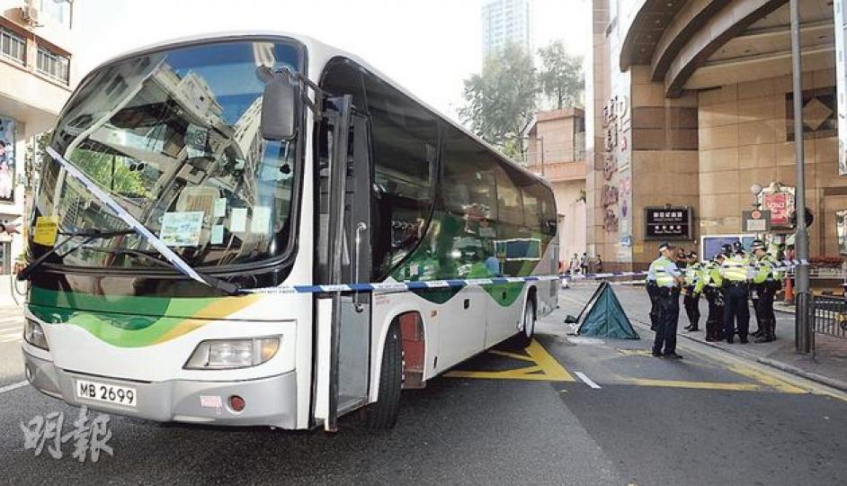 旅遊巴駛出新世紀廣場停車場時,疑司機只顧望右,結果左邊車頭將男途人撞倒輾斃。警方事後封鎖現場調查,並用小帳篷遮蓋屍體。(蔡方山攝)仵工到場將屍體抬上車時,死者妻子着年幼子女跪地,告別父親,男童顯得一臉茫然。(楊德銘攝) 旅遊巴駛出新世紀廣場停車場時,疑司機只顧望右,結果左邊車頭將男途人撞倒輾斃。警方事後封鎖現場調查,並用小帳篷遮蓋屍體。(蔡方山攝)仵工到場將屍體抬上車時,死者妻子着年幼子女跪地,告別父親,男童顯得一臉茫然。(楊德銘攝)