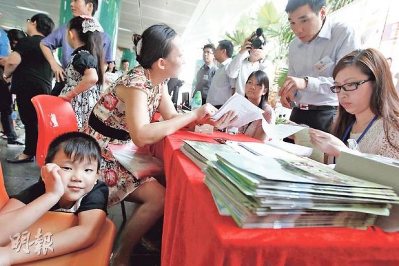 雙非家長李女士(左二)昨到場為兒子(左一)報名上水鳳溪第一小學,表示自己上個月到學校參觀,對校園環境及教師態度感到滿意。她認為香港教育質素有保證,故若兒子被派往較遠地區也唯有接受。李女士指有跨境家長朋友三四人夾份在北區租屋,家長輪流照顧,認為既節省家長時間,又可獲北區地址,增加入學機會,正考慮加入。(李紹昌攝)全家通過移民計劃取得香港身分證、現於樹仁大學任職行政的胡先生(右)說,自己獨居香港,家人住在深圳福田區,其4歲半兒子(左)準備明年升小學,曾考慮安排兒子到港居住,但自己無法照顧,無奈下兒子 雙非家長李女士(左二)昨到場為兒子(左一)報名上水鳳溪第一小學,表示自己上個月到學校參觀,對校園環境及教師態度感到滿意。她認為香港教育質素有保證,故若兒子被派往較遠地區也唯有接受。李女士指有跨境家長朋友三四人夾份在北區租屋,家長輪流照顧,認為既節省家長時間,又可獲北區地址,增加入學機會,正考慮加入。(李紹昌攝)全家通過移民計劃取得香港身分證、現於樹仁大學任職行政的胡先生(右)說,自己獨居香港,家人住在深圳福田區,其4歲半兒子(左)準備明年升小學,曾考慮安排兒子到港居住,但自己無法照顧,無奈下兒子