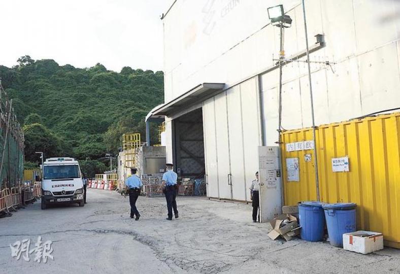 工人於昂船洲污水處理廠地盤(右)80米深地底隧道工作時意外死亡,警員事後到地盤調查。(蔡方山攝) 工人於昂船洲污水處理廠地盤(右)80米深地底隧道工作時意外死亡,警員事後到地盤調查。(蔡方山攝)