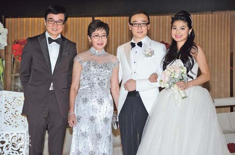 黃百鳴跟太太對新抱非常滿意,祝福一對新人早生貴子。(攝影﹕鍾偉茵)林峯跟女友吳千語以情侶色系服裝到場,恩愛非常。(攝影﹕鍾偉茵)「宇宙最強」甄子丹百忙中抽空到賀,令之前跟黃百鳴鬧翻的傳聞不攻自破。(攝影﹕鍾偉茵)熊黛林獲黃百鳴賞識擔任電影女主角,當然要到場賀一賀。(攝影﹕鍾偉茵)任達華到場,搞笑擺出葉問的招牌動作賀黃百鳴。(攝影﹕鍾偉茵)電影界好友施南生是黃百鳴多年來的好友。(攝影﹕鍾偉茵)陳志雲跟呂良偉分別獨自到場。(攝影﹕鍾偉茵)陳志雲(攝影﹕鍾偉茵)狄龍跟太太拖手到賀。(攝影﹕鍾偉茵)久未 黃百鳴跟太太對新抱非常滿意,祝福一對新人早生貴子。(攝影﹕鍾偉茵)林峯跟女友吳千語以情侶色系服裝到場,恩愛非常。(攝影﹕鍾偉茵)「宇宙最強」甄子丹百忙中抽空到賀,令之前跟黃百鳴鬧翻的傳聞不攻自破。(攝影﹕鍾偉茵)熊黛林獲黃百鳴賞識擔任電影女主角,當然要到場賀一賀。(攝影﹕鍾偉茵)任達華到場,搞笑擺出葉問的招牌動作賀黃百鳴。(攝影﹕鍾偉茵)電影界好友施南生是黃百鳴多年來的好友。(攝影﹕鍾偉茵)陳志雲跟呂良偉分別獨自到場。(攝影﹕鍾偉茵)陳志雲(攝影﹕鍾偉茵)狄龍跟太太拖手到賀。(攝影﹕鍾偉茵)久未