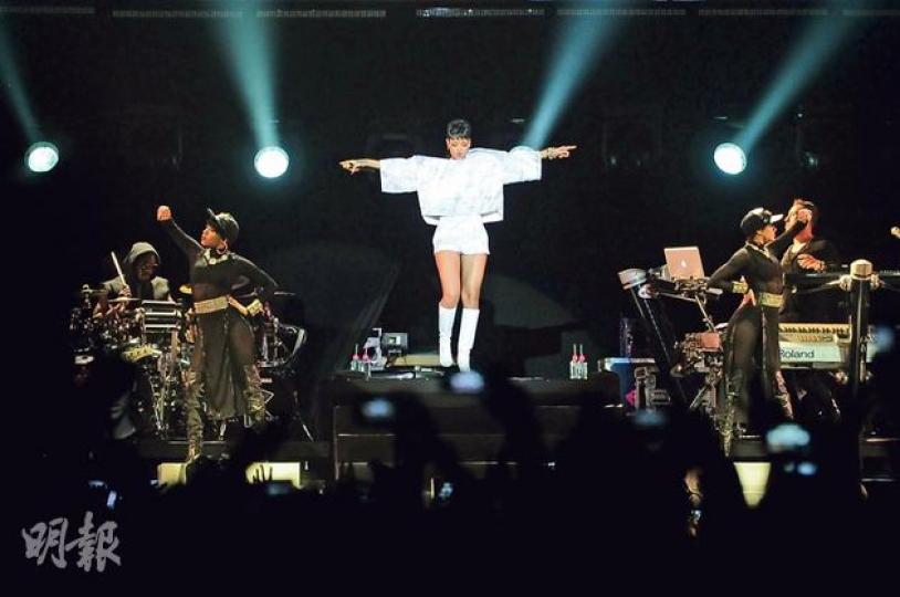 Rihanna由頭至尾只以一套服裝上陣。(攝影:鍾偉茵) Rihanna由頭至尾只以一套服裝上陣。(攝影:鍾偉茵)